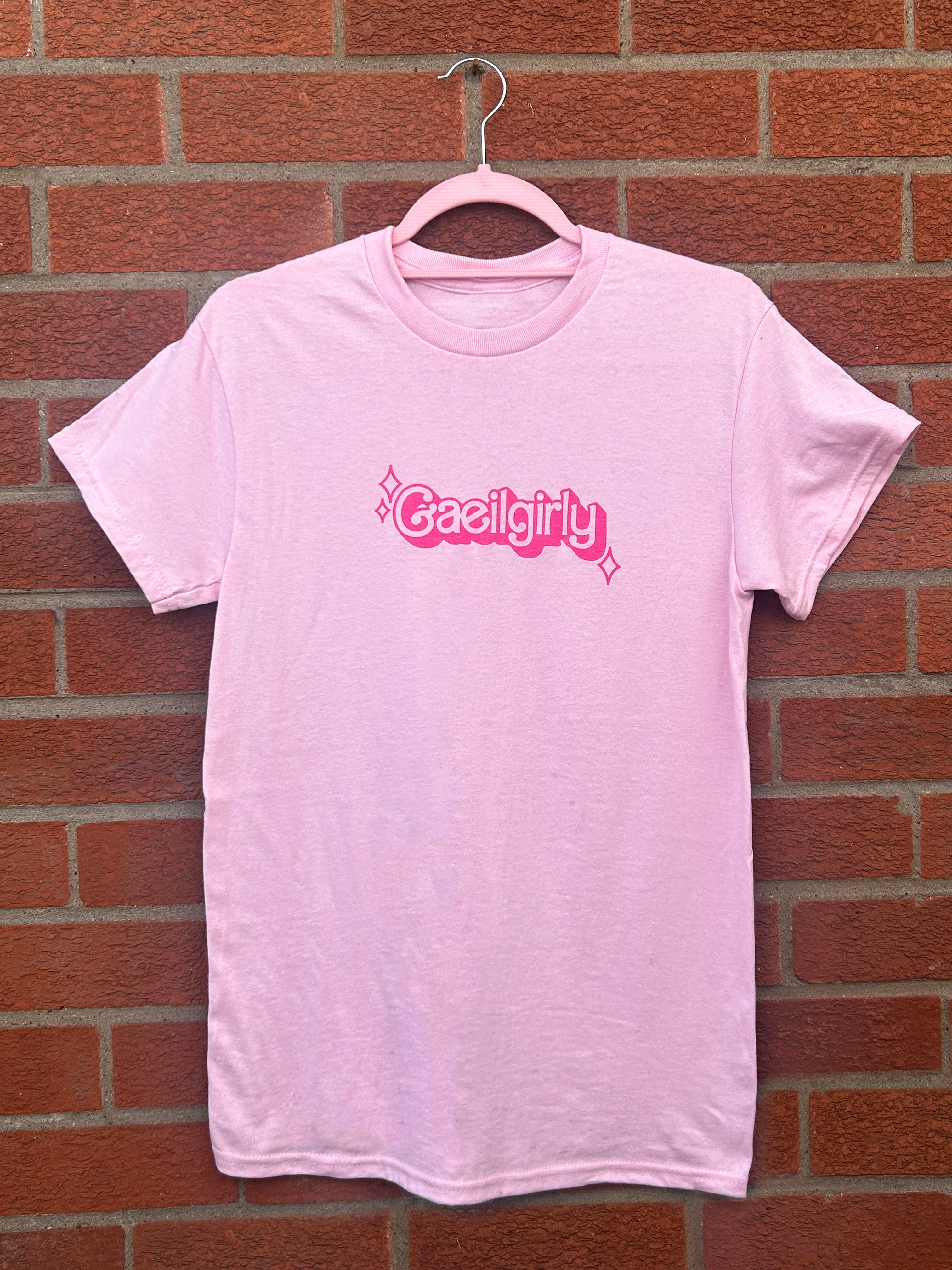 Gaeilgirly unisex t-shirt in pink